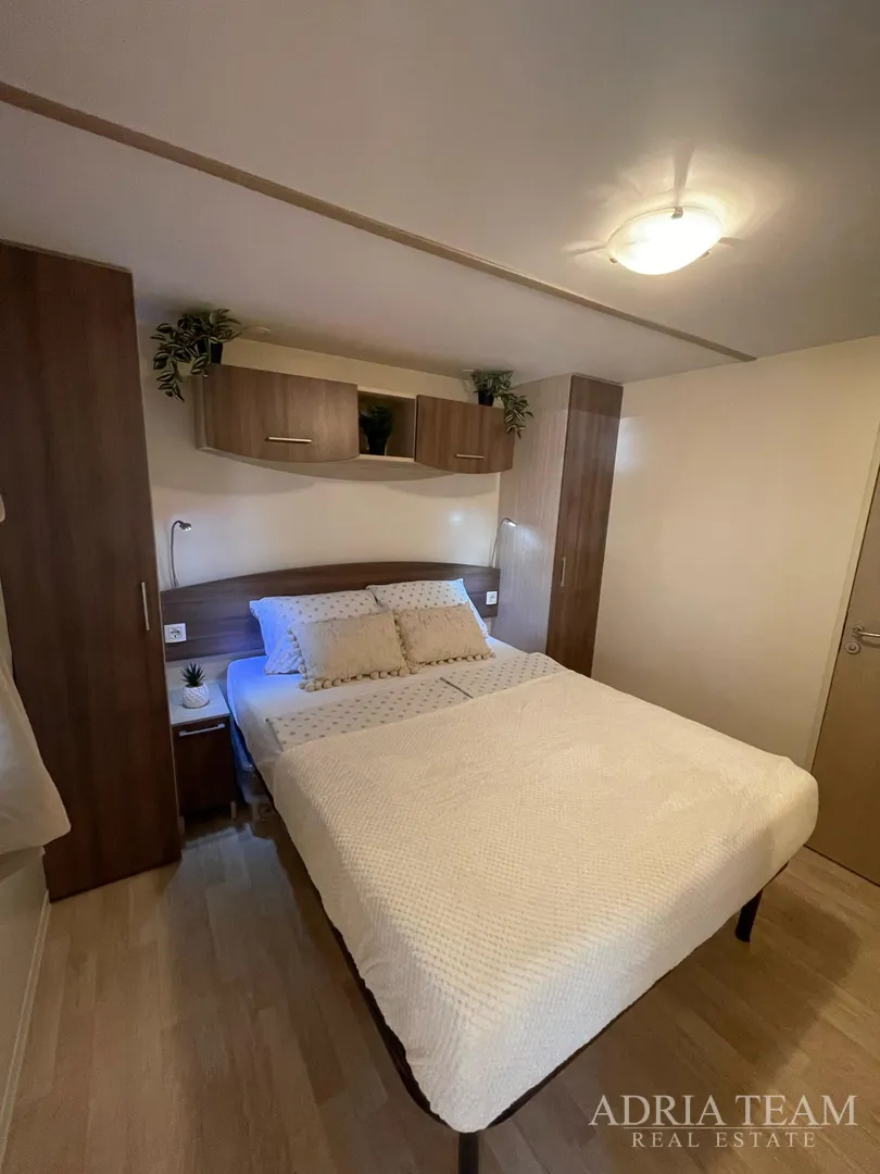 prodaje se potpuno opremljena mobilna kuća – 70 m od mora biograd na moru – camping park soline - slika 23