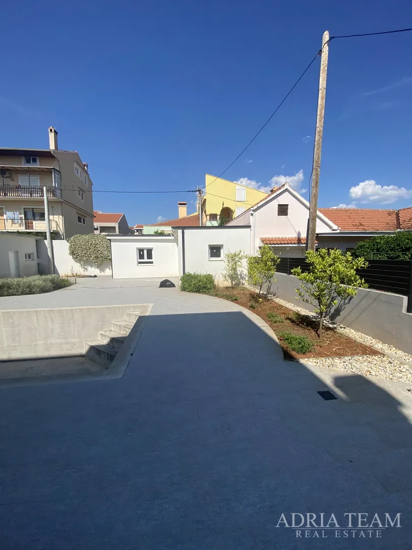obiteljska kuća s velikim i uređenim dvorištem i bazenom, 400 m od mora, zadar - borik - slika 9
