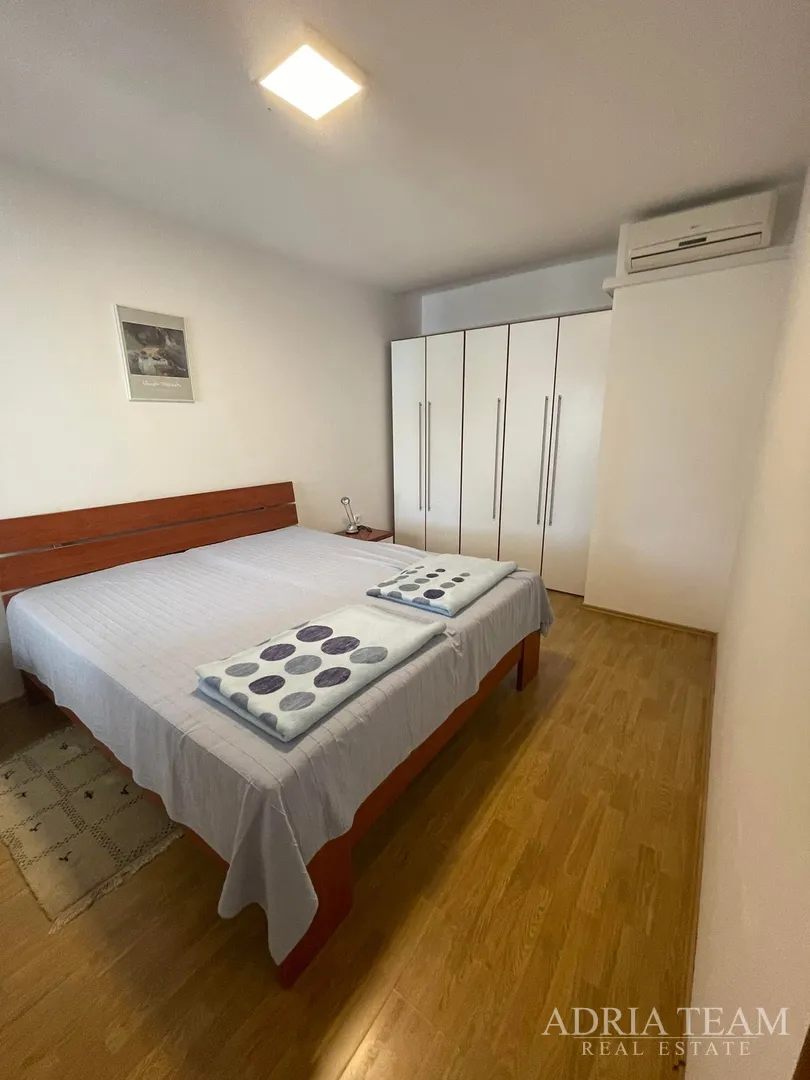 kuća s prostranom okućnicom, prvi red do mora - jakišnica - slika 12