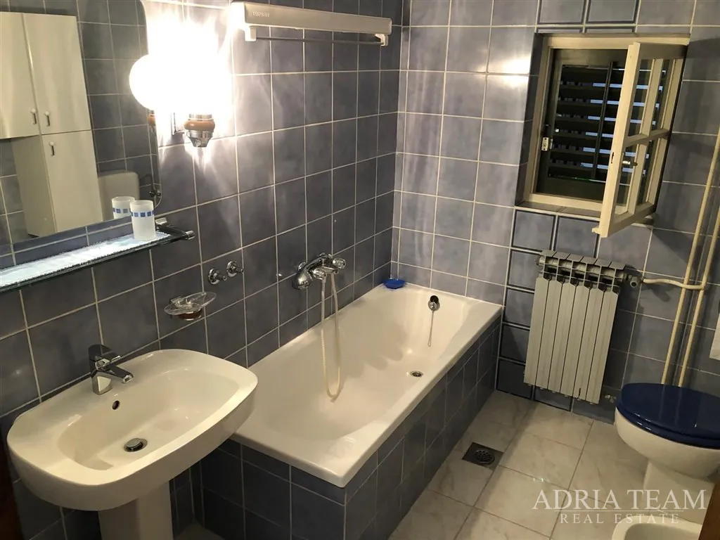 prekrasna dvokatnica s tri apartmana u prvom redu do mora – stara novalja, otok pag - slika 15
