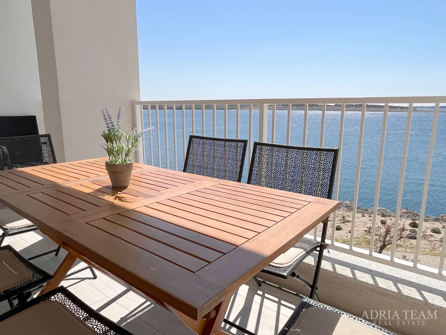 dvoetažni apartman u prvom redu do mora, plaža odmah ispred zgrade - povljana, pag - slika 21