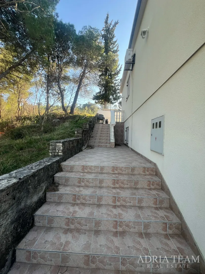 kuća s tri stambene jedinice, pogled na more i velebit - donji karin - slika 84