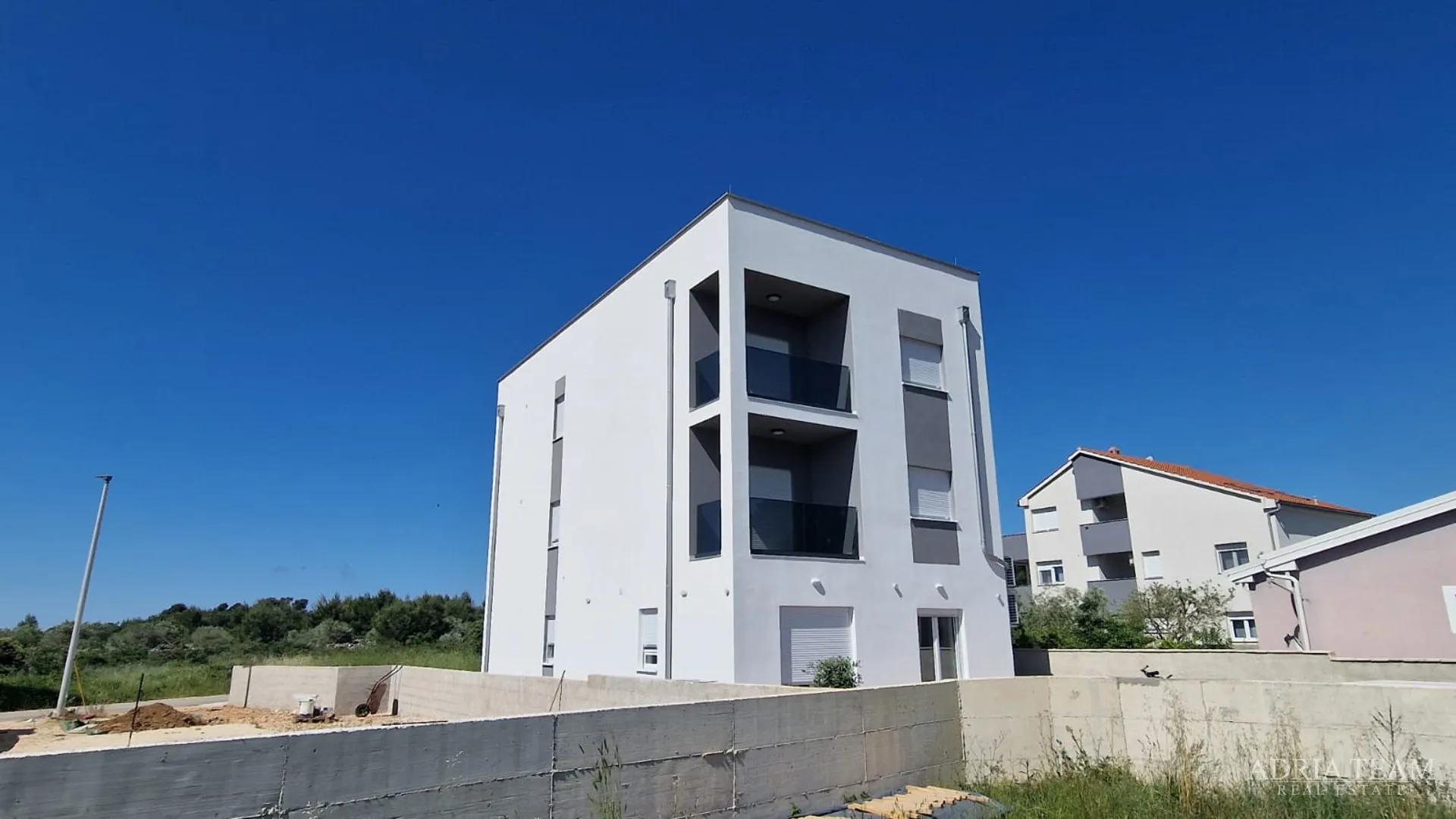 stambena zgrada s tri stambene jedinice i krovnom terasom - vir - slika 2