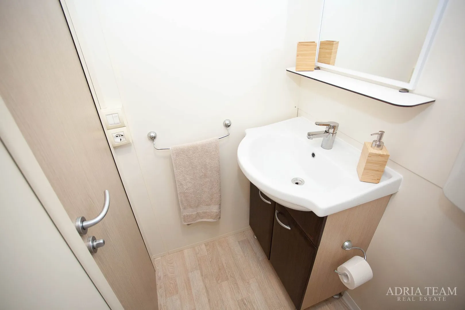 prodaje se potpuno opremljena mobilna kuća – 70 m od mora biograd na moru – camping park soline - slika 33