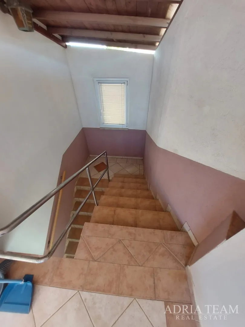 apartmanska kuća s velikim dvorištem, mirna i tiha pozicija - vir - slika 34