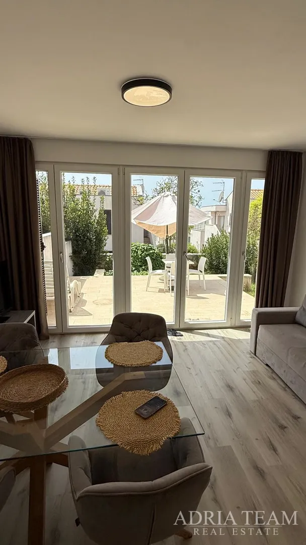 prostrani prizemni preuređeni apartman s dva vrta i terasom - petrčane - slika 7