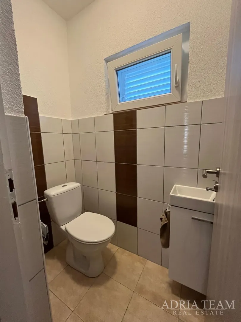 preuređena apartmanska kuća 200 m od mora, garaža i vrt - gornji karin - slika 19