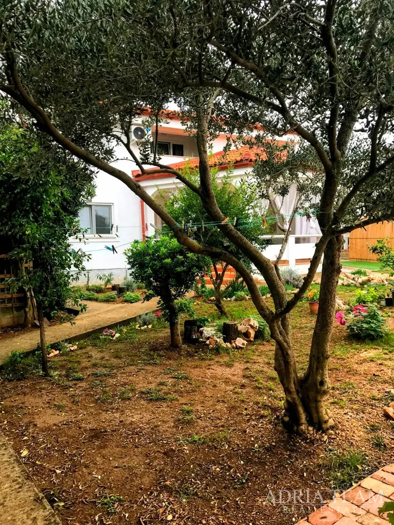 preuređena kuća s pogledom na more i 4 stambene jedinice - vir - slika 23