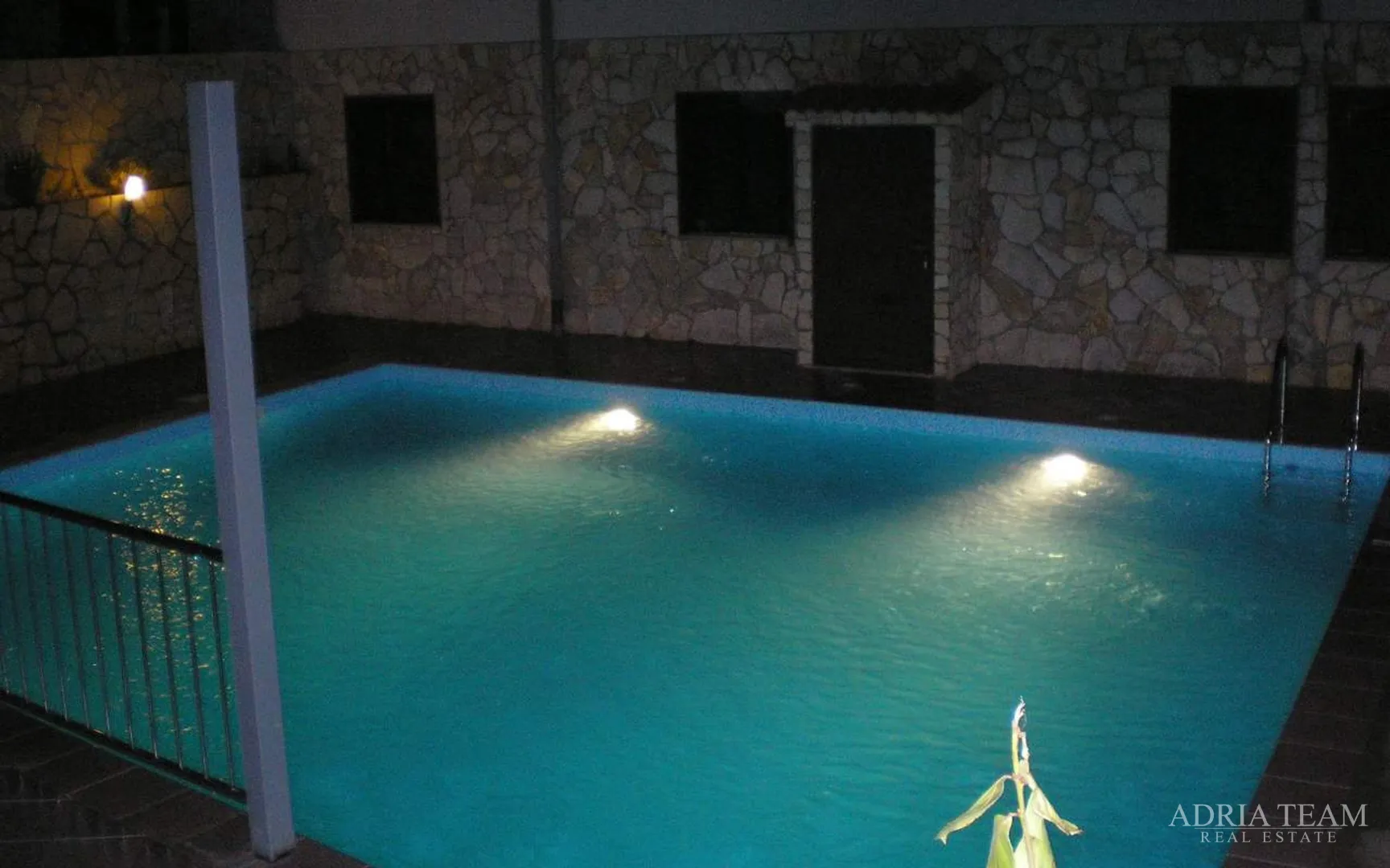 hotel 50 m od mora - posedarje - slika 41