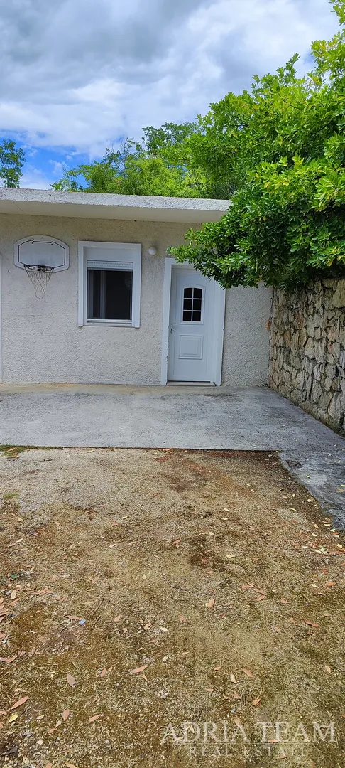 moderan dvosobni apartman s vrtom i garažom – lukoran, otok ugljan - slika 16