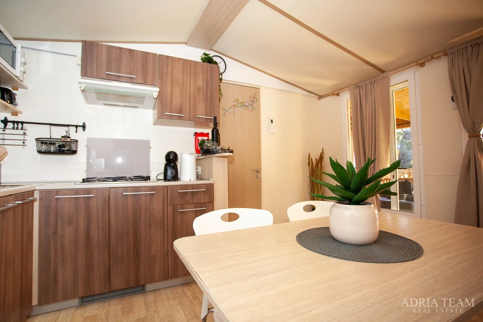 prodaje se potpuno opremljena mobilna kuća – 70 m od mora biograd na moru – camping park soline - slika 27