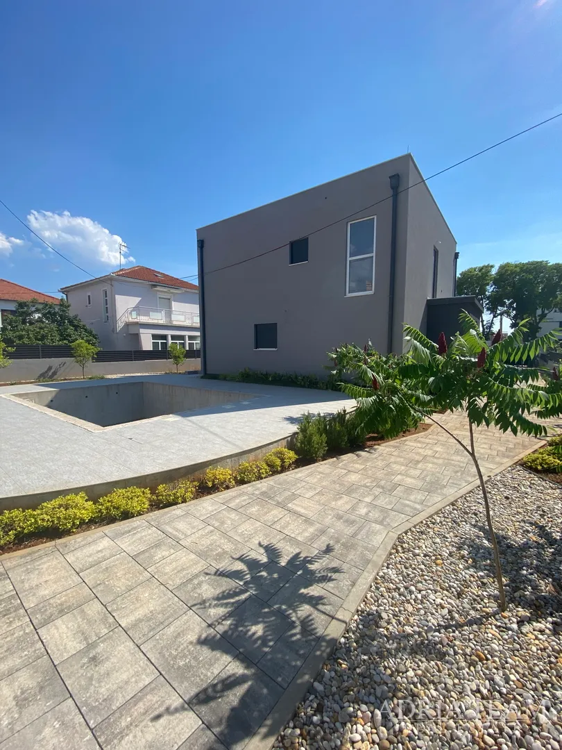 obiteljska kuća s velikim i uređenim dvorištem i bazenom, 400 m od mora, zadar - borik - slika 7