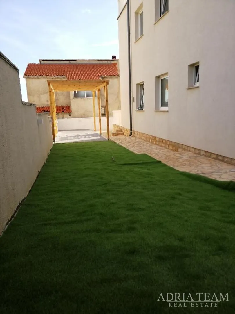kuća s 3 stambene jedinice i bazenom, pogled na more - maslenica - slika 31