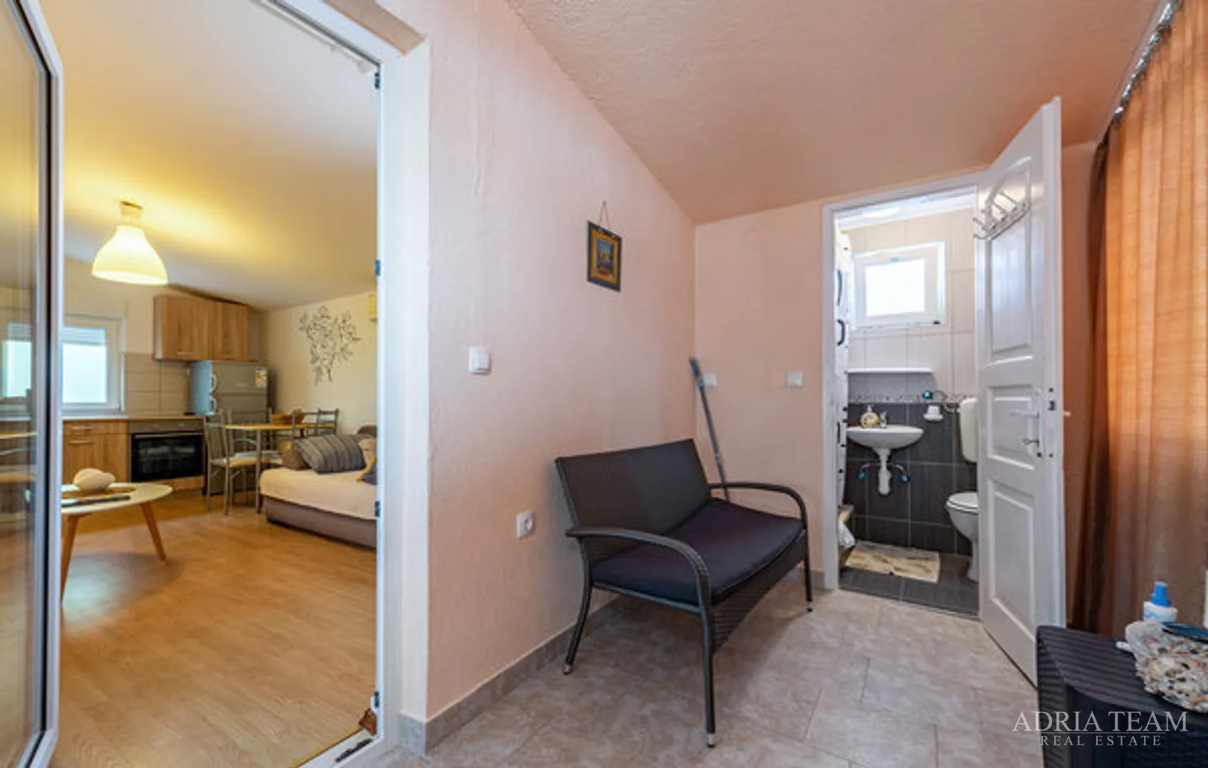 apartmanska kuća s garažom i uređenim dvorištem, drugi red od mora, vir - zadar - slika 6