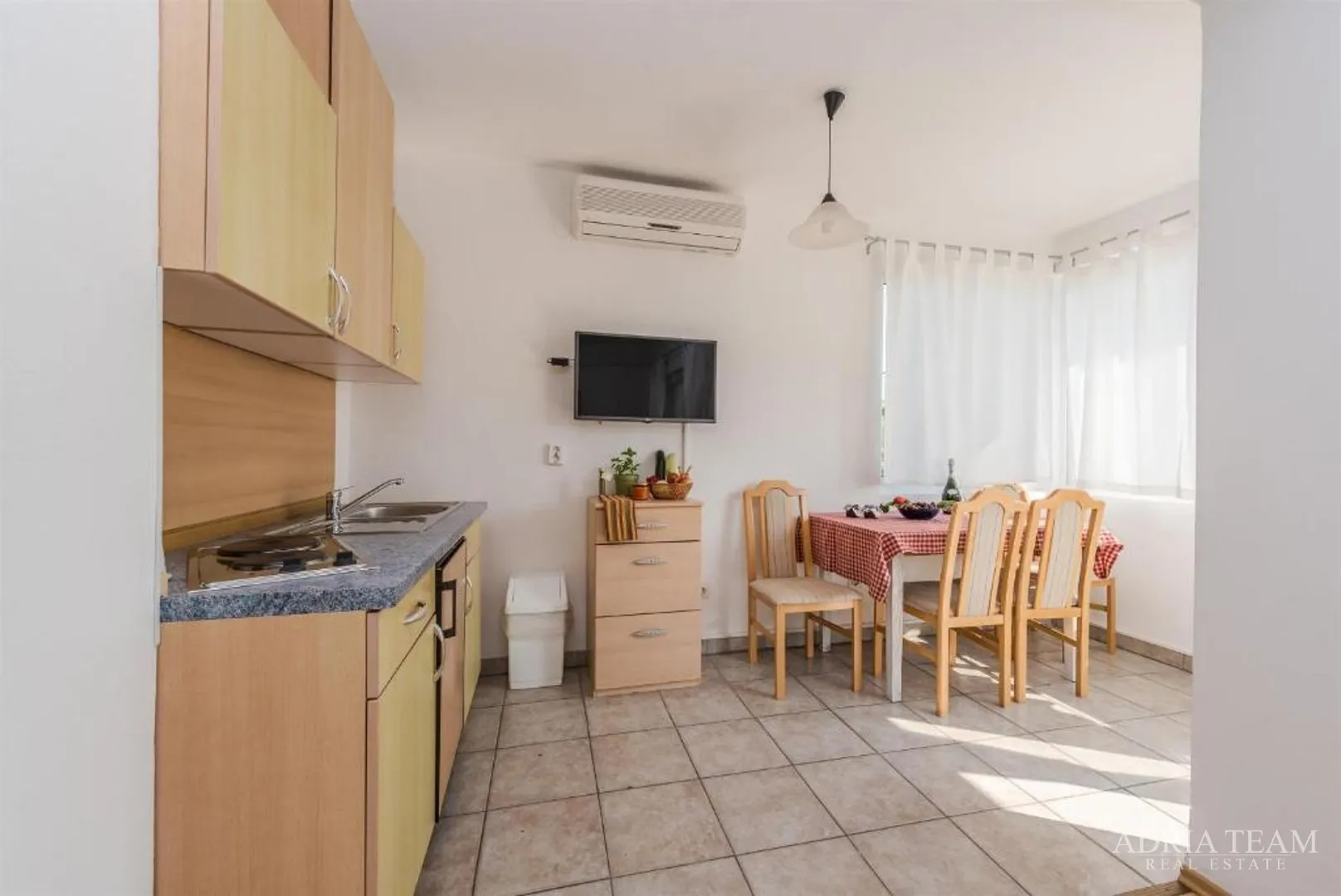 hotel - sukošan, prvi red do mora - slika 10