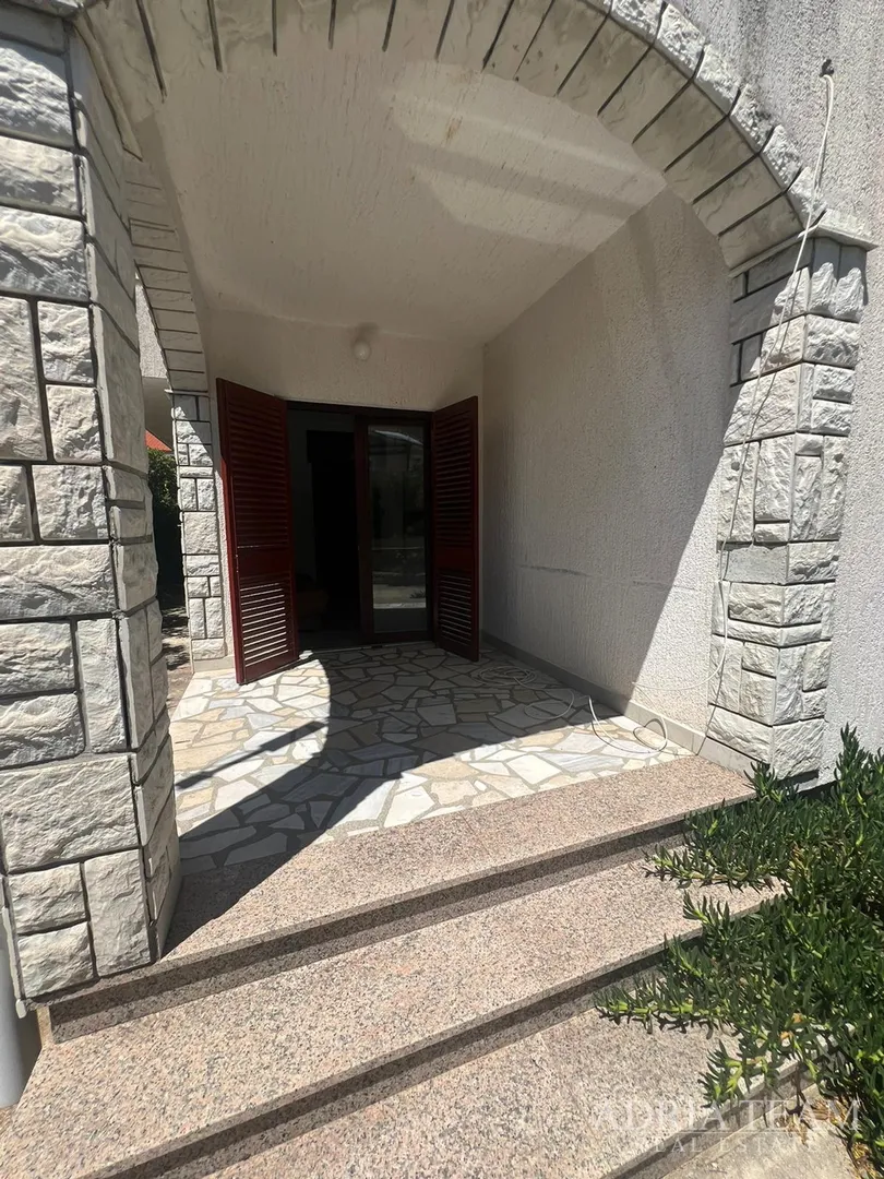 polovica kuće s tri apartmana, izvrsna pozicija! 140 m od plaže, povljana - pag - slika 44