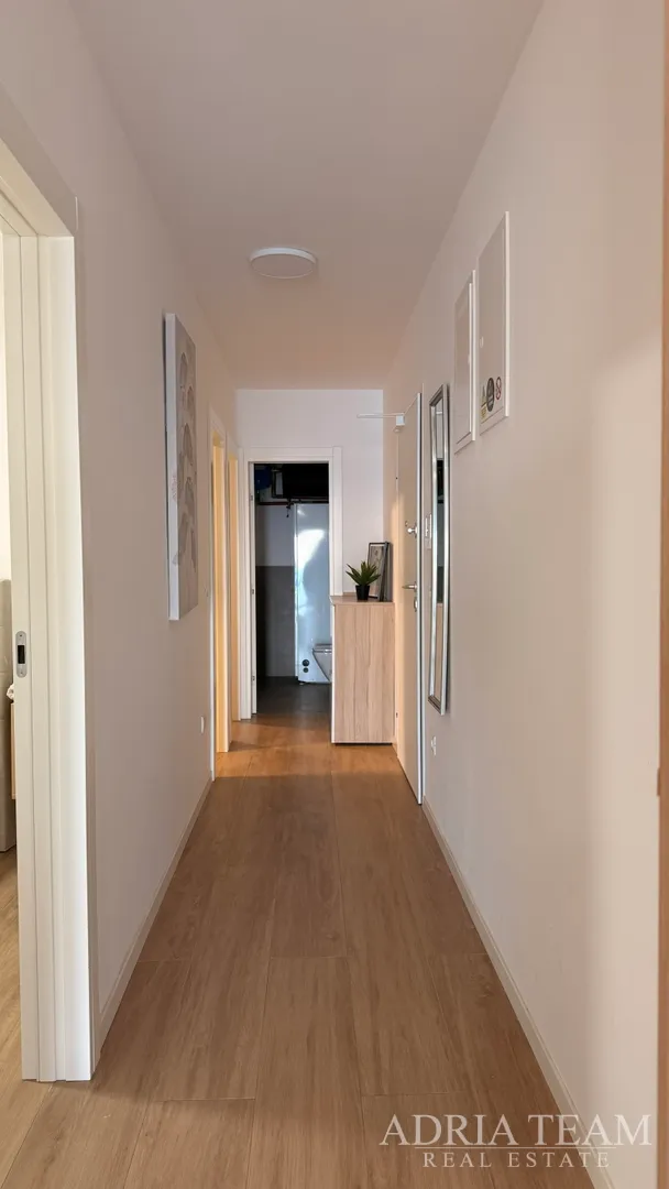 apartman u prizemlju s vrtom i bazenom, prvi red do mora - povljana, pag - slika 9