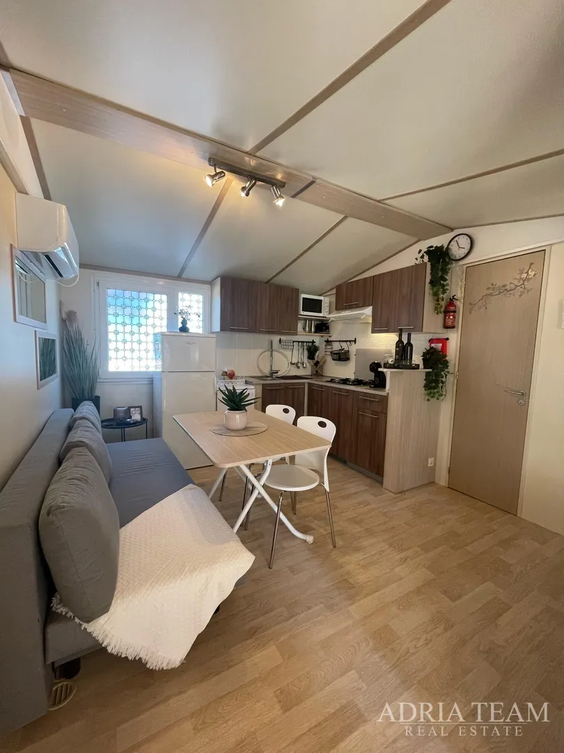 prodaje se potpuno opremljena mobilna kuća – 70 m od mora biograd na moru – camping park soline - slika 31