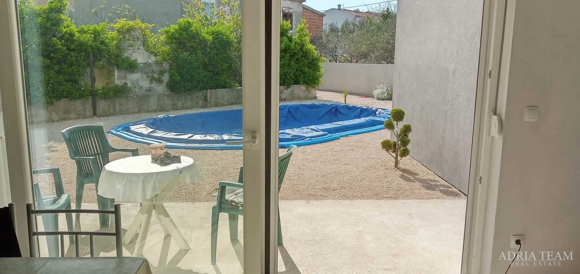 Obiteljska Vila S Bazenom, Vir
