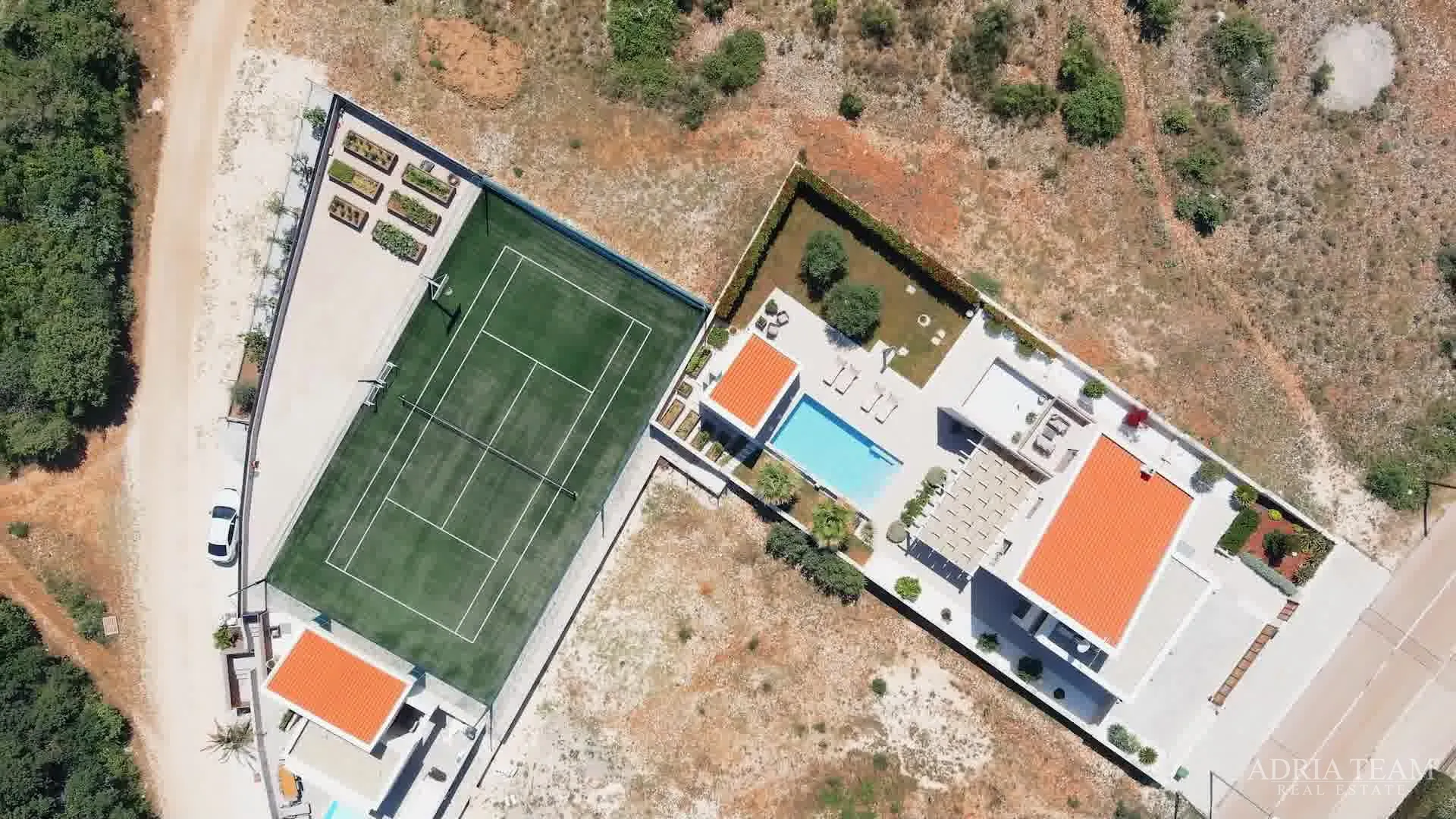 vila s pomoćnim objektom, bazenom i sportskim terenom , mirna i tiha pozicija okružena prirodom! poljica-brig - zadar - slika 6