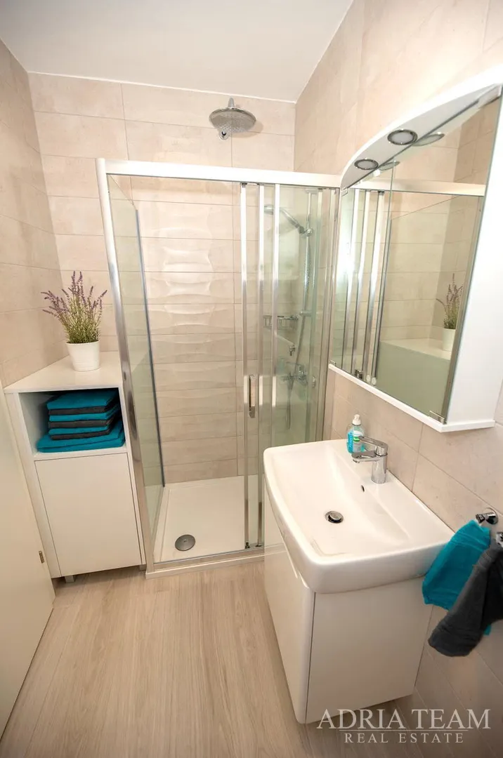 dvoetažni apartman u prvom redu do mora, plaža odmah ispred zgrade - povljana, pag - slika 20