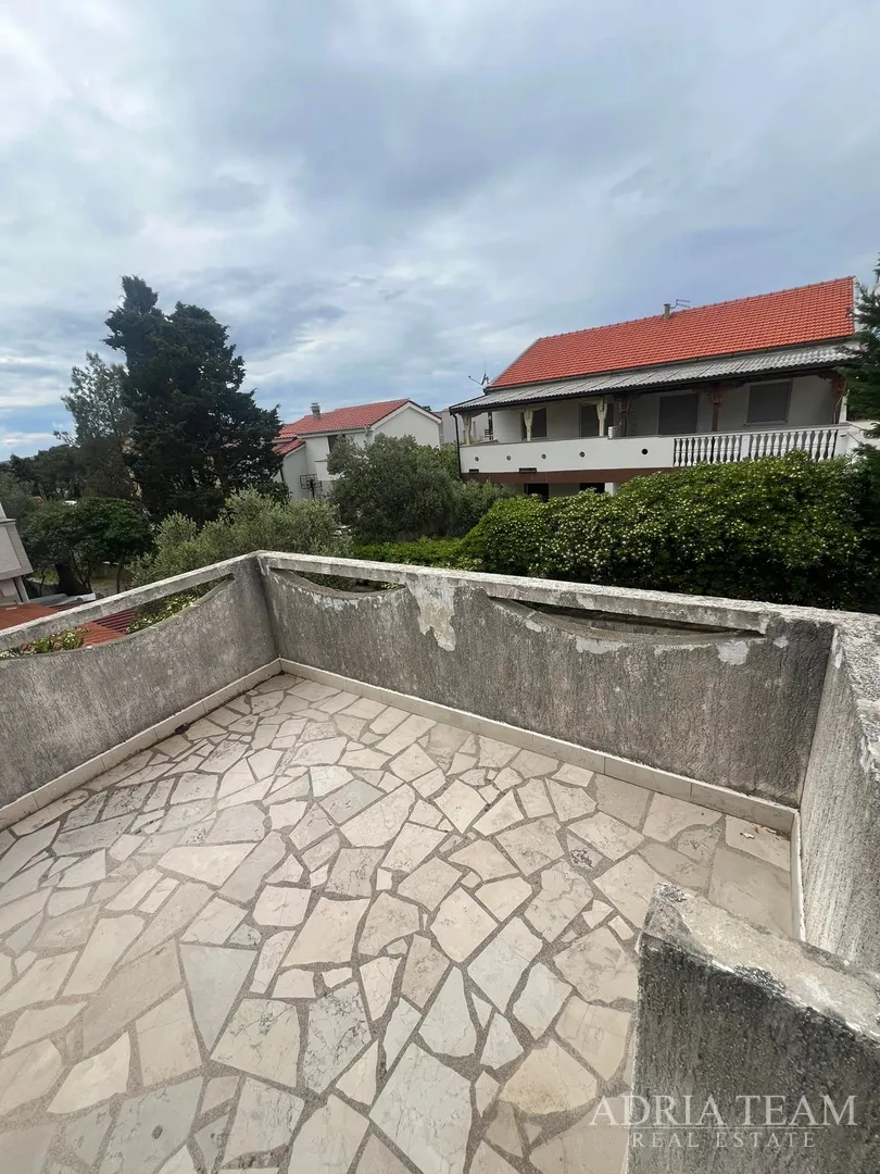 polovica kuće s tri apartmana, izvrsna pozicija! 140 m od plaže, povljana - pag - slika 23