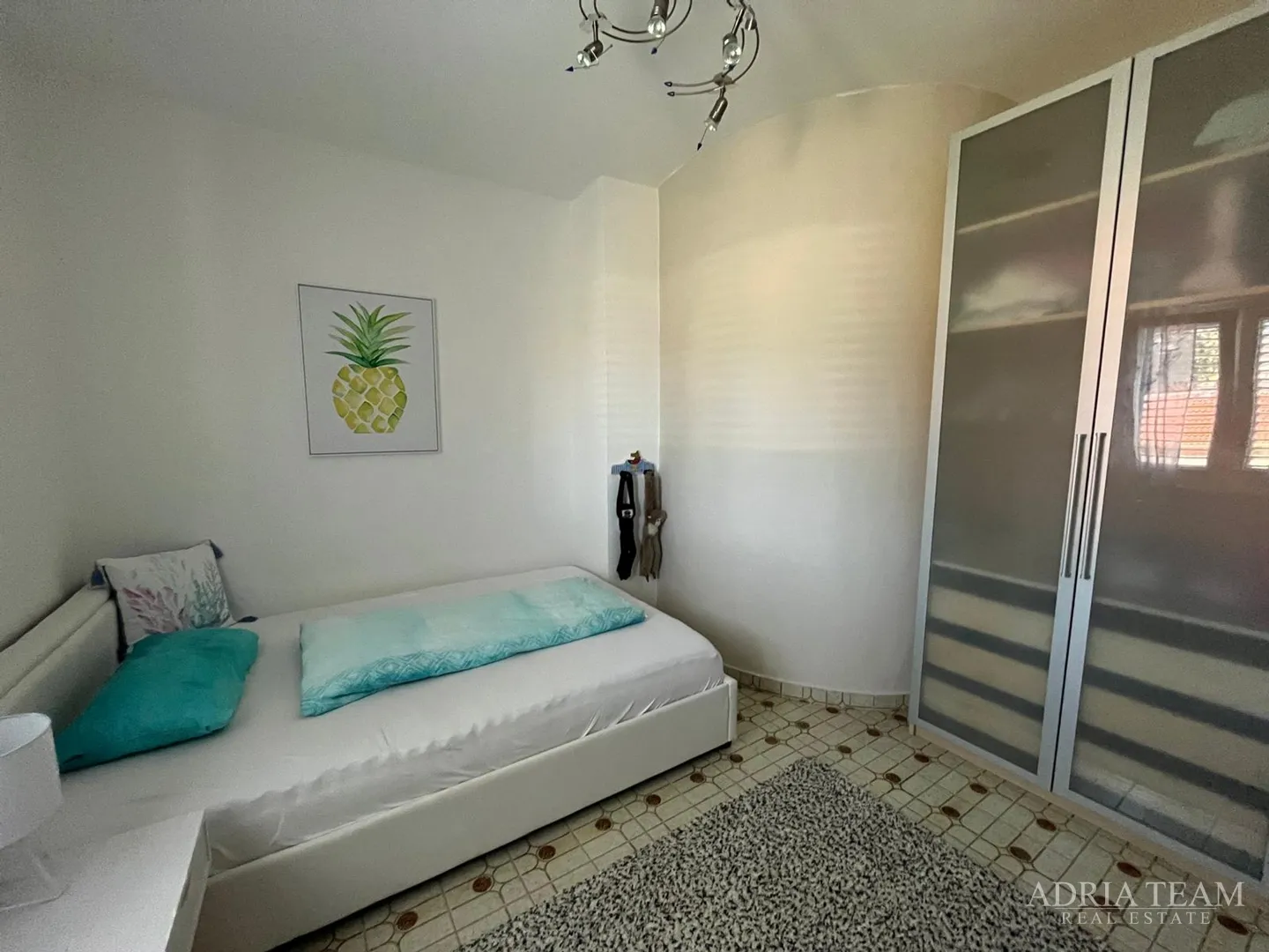 preuređena apartmanska kuća 200 m od mora, garaža i vrt - gornji karin - slika 9