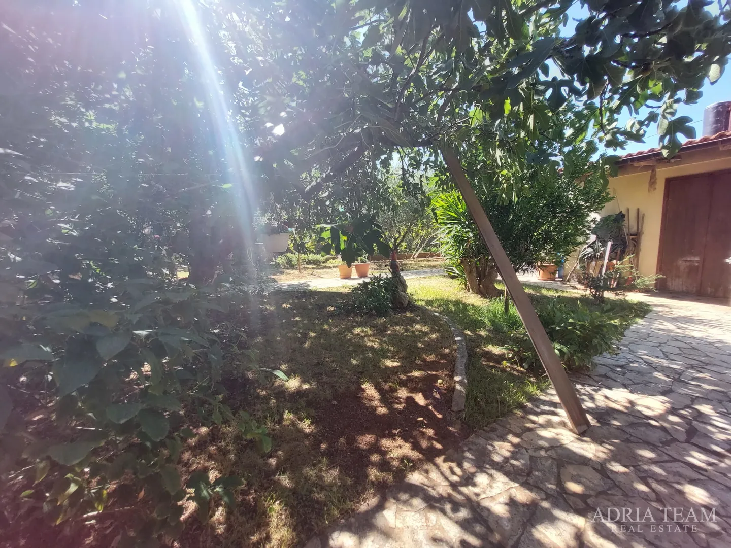 apartmanska kuća s velikim dvorištem, mirna i tiha pozicija - vir - slika 43