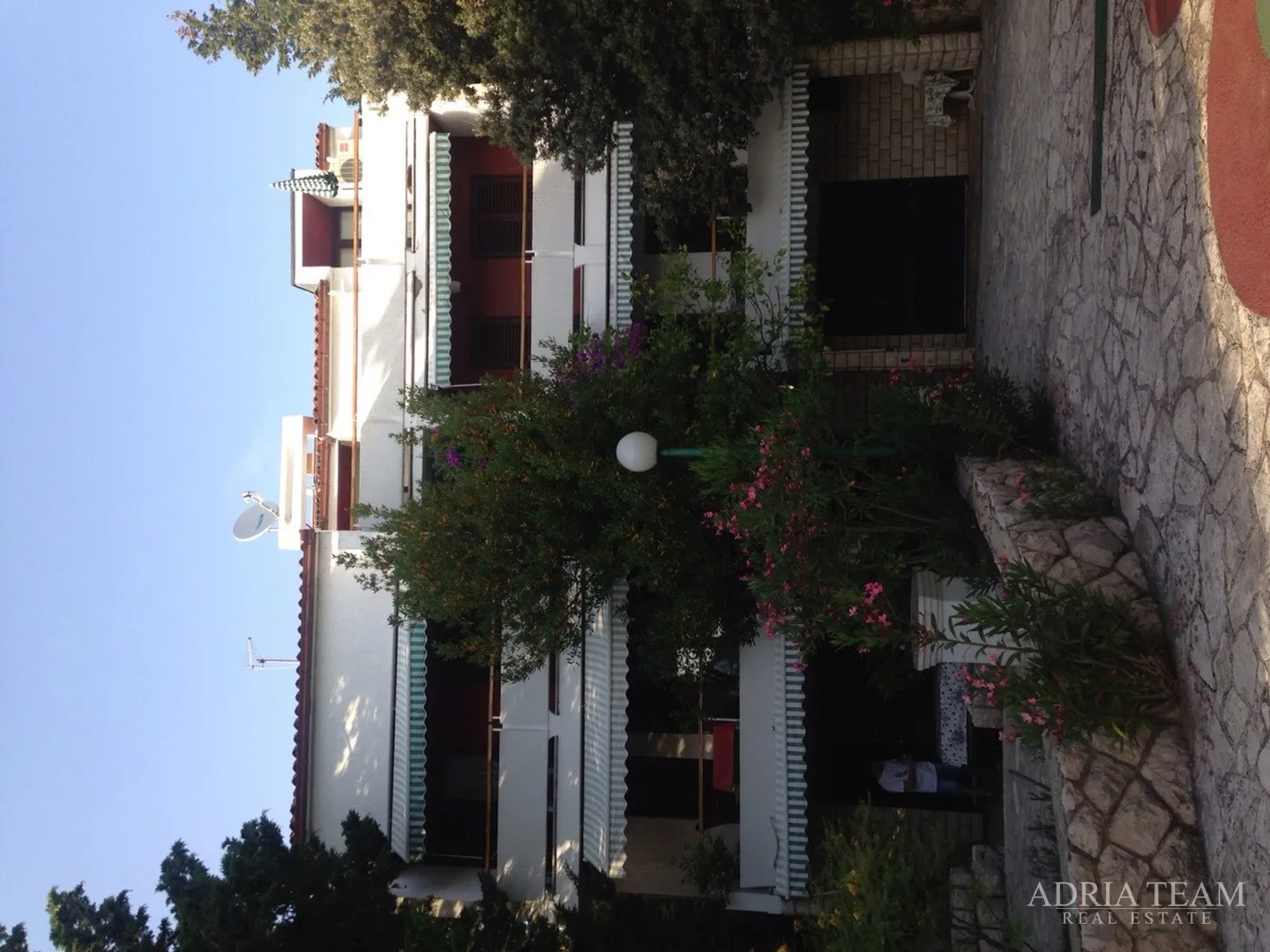 apartmanska kuća 100 m od mora, odlična lokacija - novalja, pag - slika 2