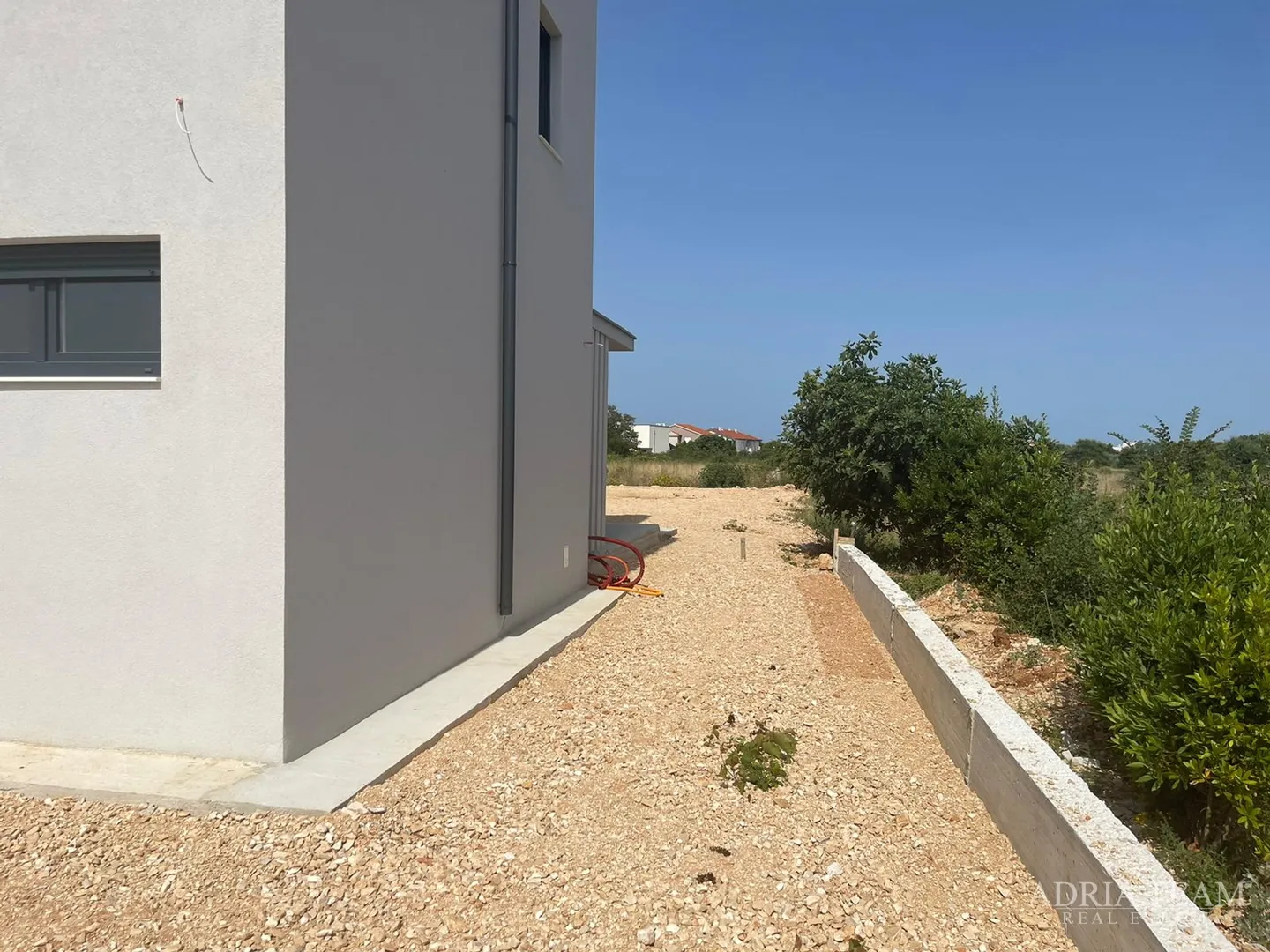 vila s bazenom u novogradnji - zaton - slika 19