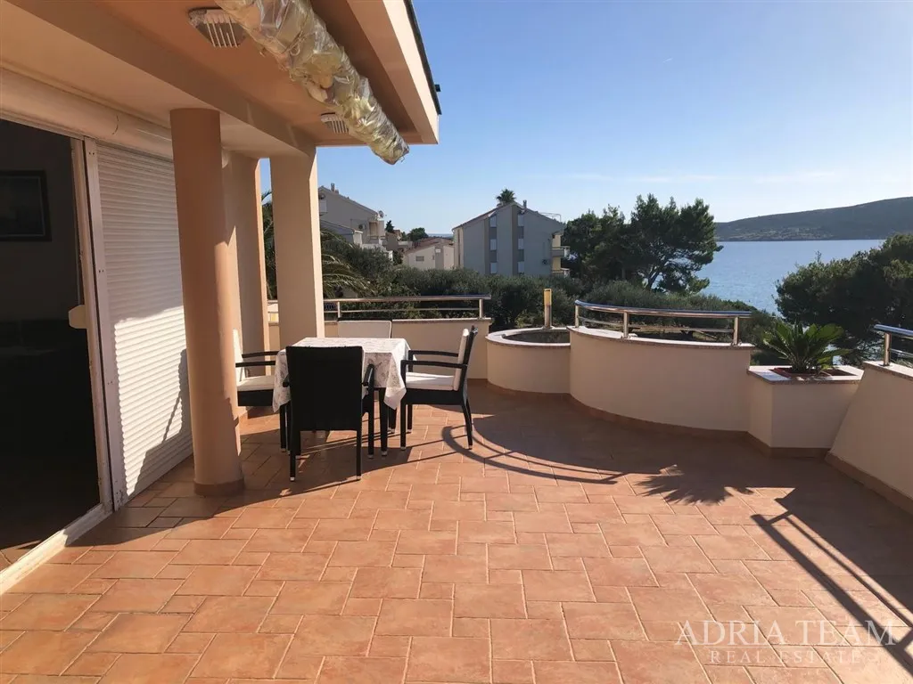 prekrasna dvokatnica s tri apartmana u prvom redu do mora – stara novalja, otok pag - slika 3