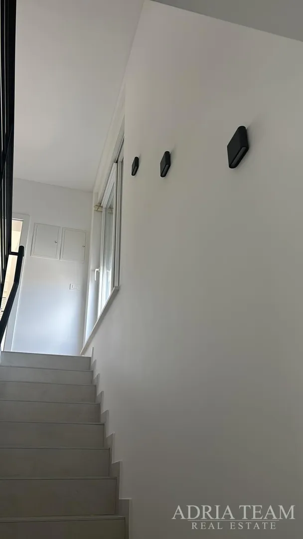 kuća s garažom te otvorenim pogledom na more i planine - vir - slika 23
