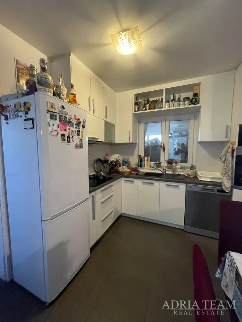 troetažni apartman u stambenoj zgradi - vrsi - slika 15