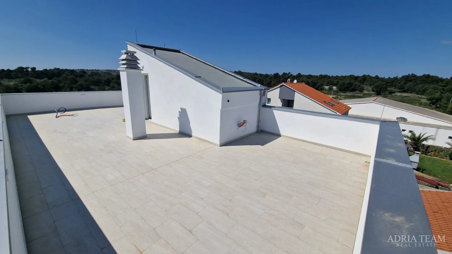 stambena zgrada s tri stambene jedinice i krovnom terasom - vir - slika 30
