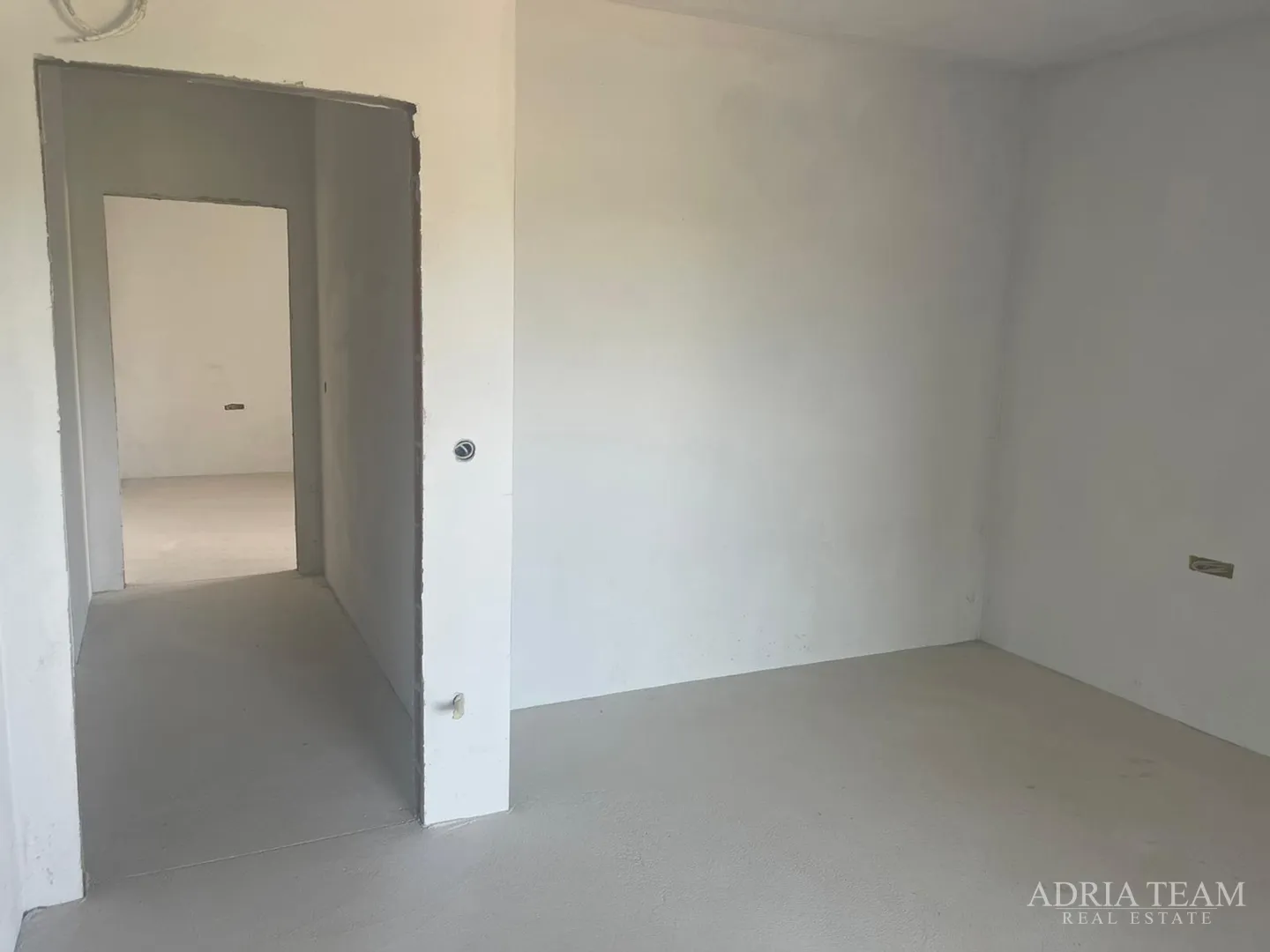 vila s bazenom u novogradnji - zaton - slika 29