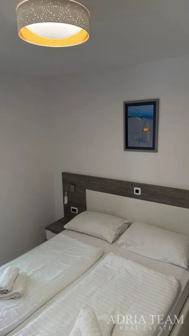 prostrani prizemni preuređeni apartman s dva vrta i terasom - petrčane - slika 3