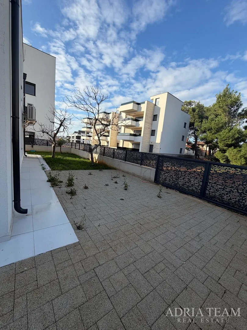 prodaje se luksuzna vila s bazenom – otok vir - slika 2