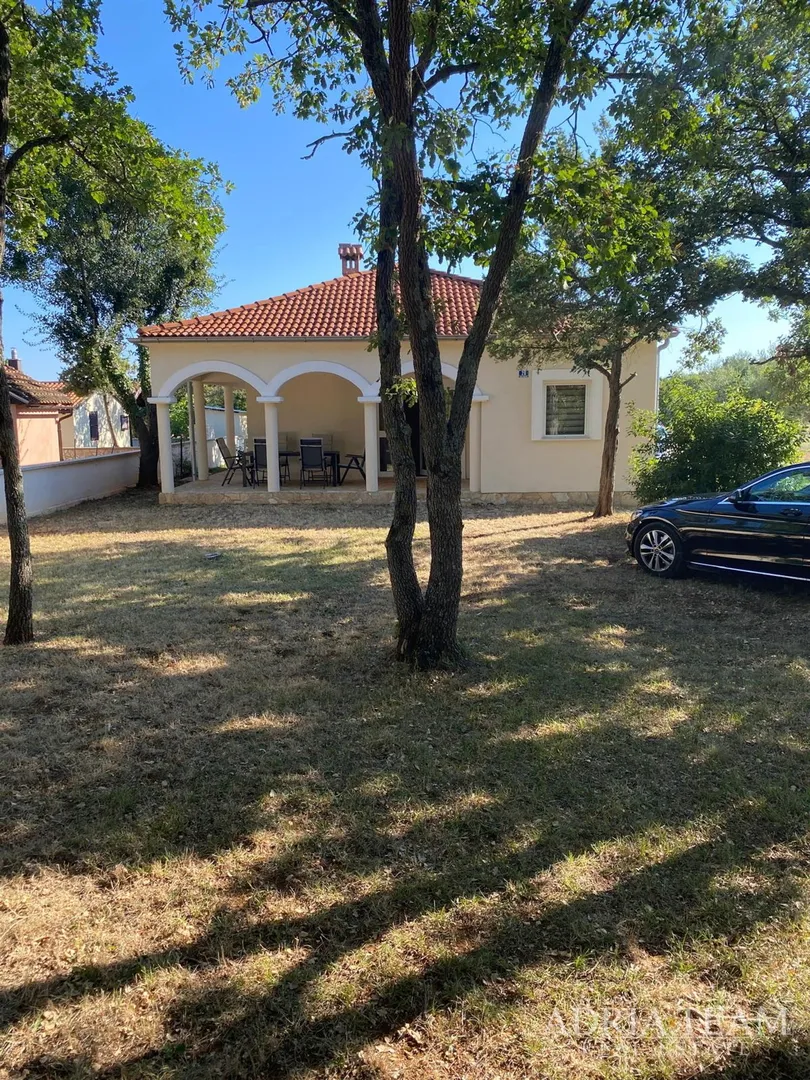 Kuća Prizemnica S Velikom Okućnicom I Dvije Stambene Jedinice - Mali Vareški, Marčana