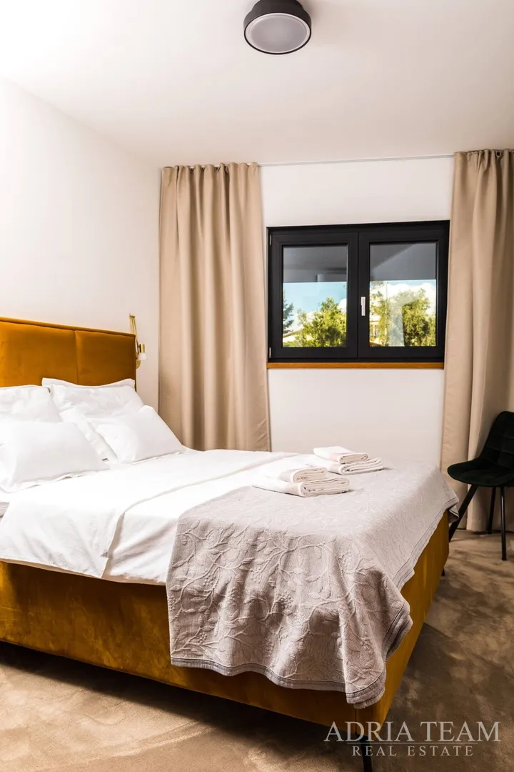 apartmani u urbanoj vili s bazenom, 250 m od mora, vir - zadar - slika 7