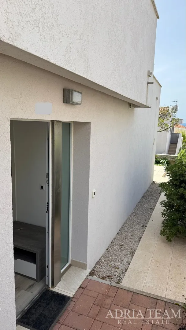 prostrani prizemni preuređeni apartman s dva vrta i terasom - petrčane - slika 16