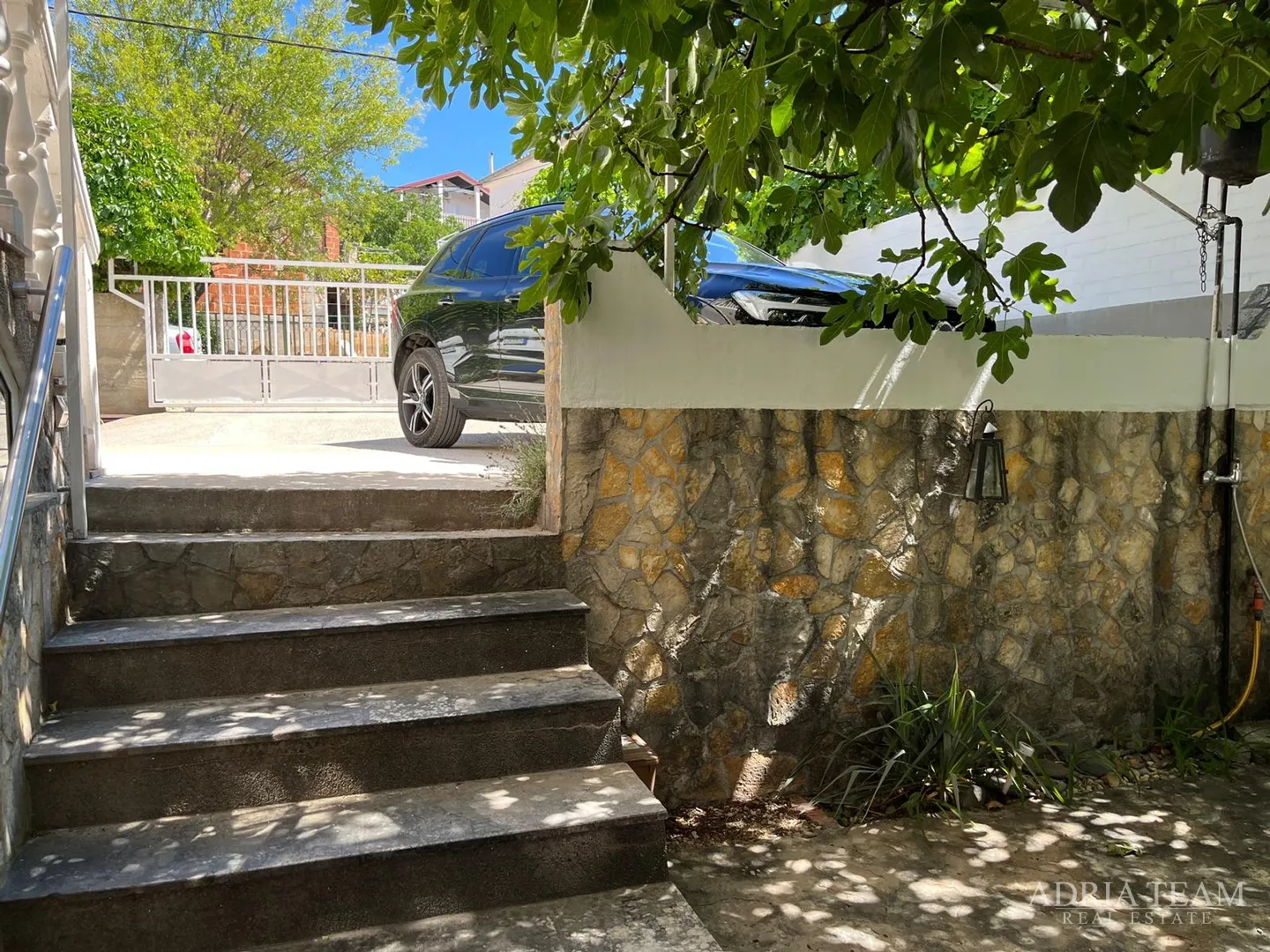 preuređena apartmanska kuća 200 m od mora, garaža i vrt - gornji karin - slika 27
