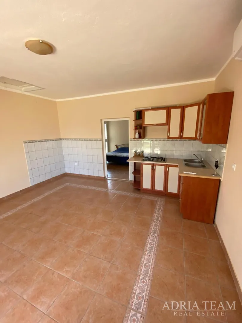 kuća prizemnica s velikom okućnicom i dvije stambene jedinice - mali vareški, marčana - slika 10