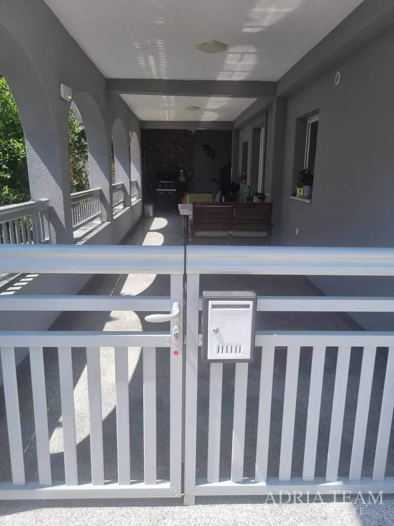kuća s dvije apartmanske jedinice - vir - slika 34