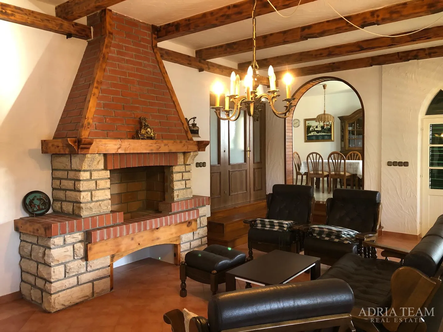prekrasna dvokatnica s tri apartmana u prvom redu do mora – stara novalja, otok pag - slika 6