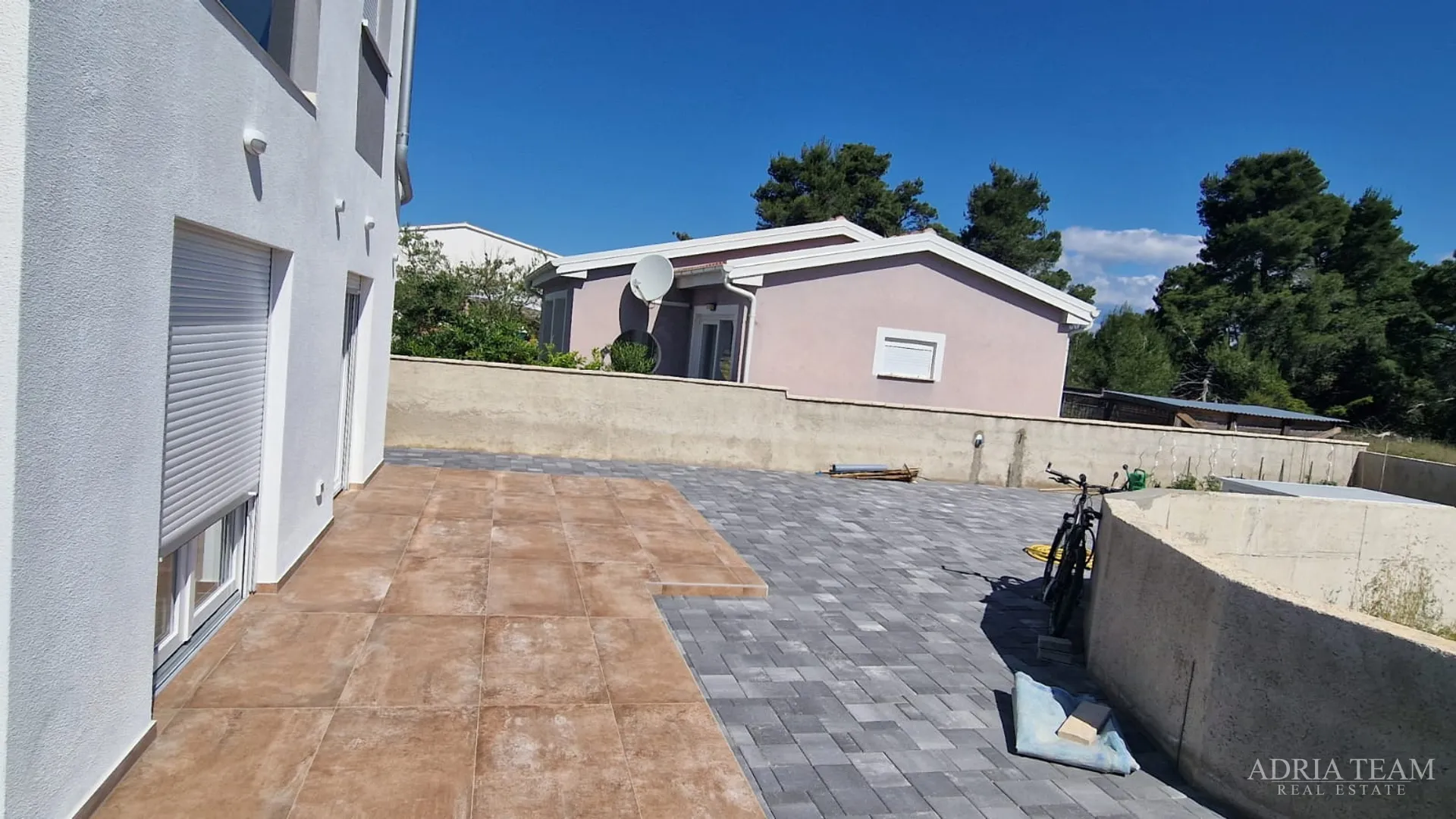 stambena zgrada s tri stambene jedinice i krovnom terasom - vir - slika 13