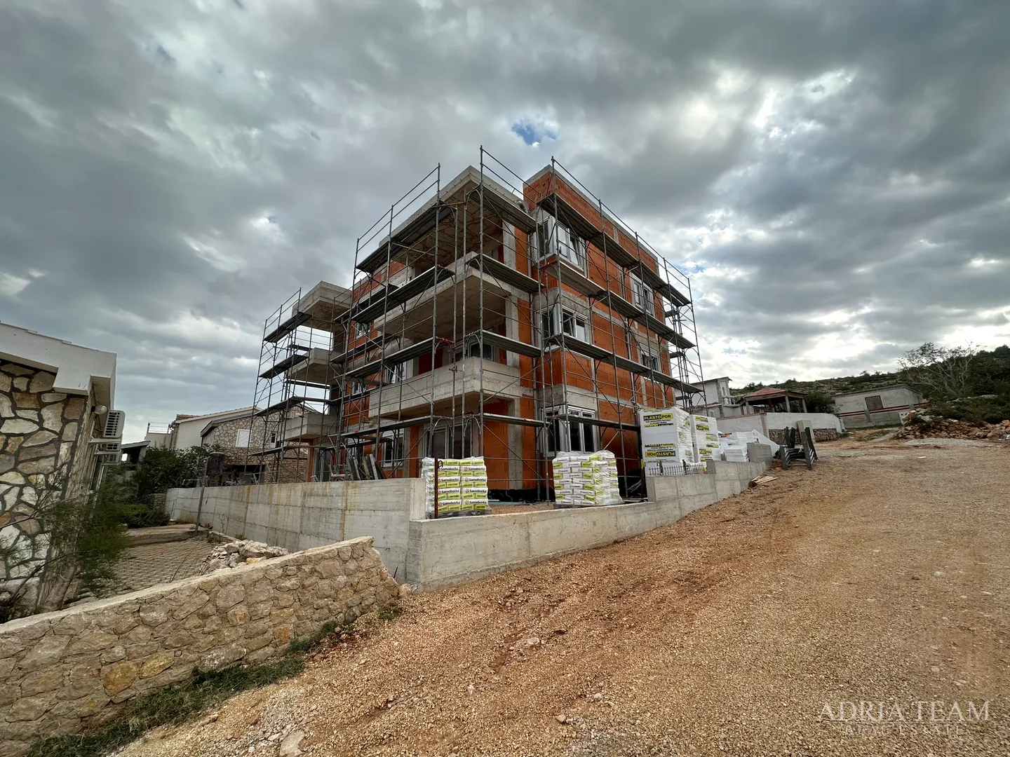 APARTMANI U STAMBENOJ ZGRADI U NOVOGRADNJI, PREKRASAN POGLED, 45 m OD MORA - VINJERAC - Vinjerac, Posedarje