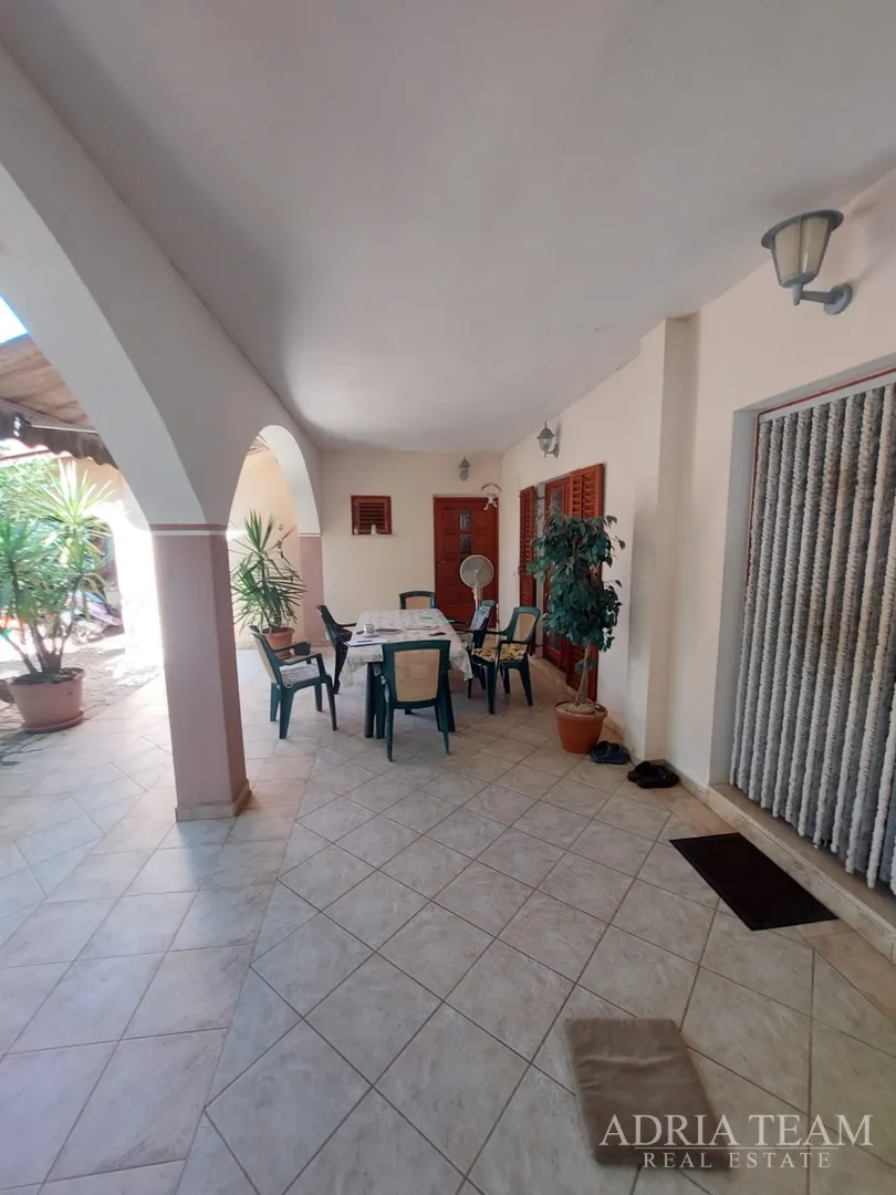 apartmanska kuća s velikim dvorištem, mirna i tiha pozicija - vir - slika 25