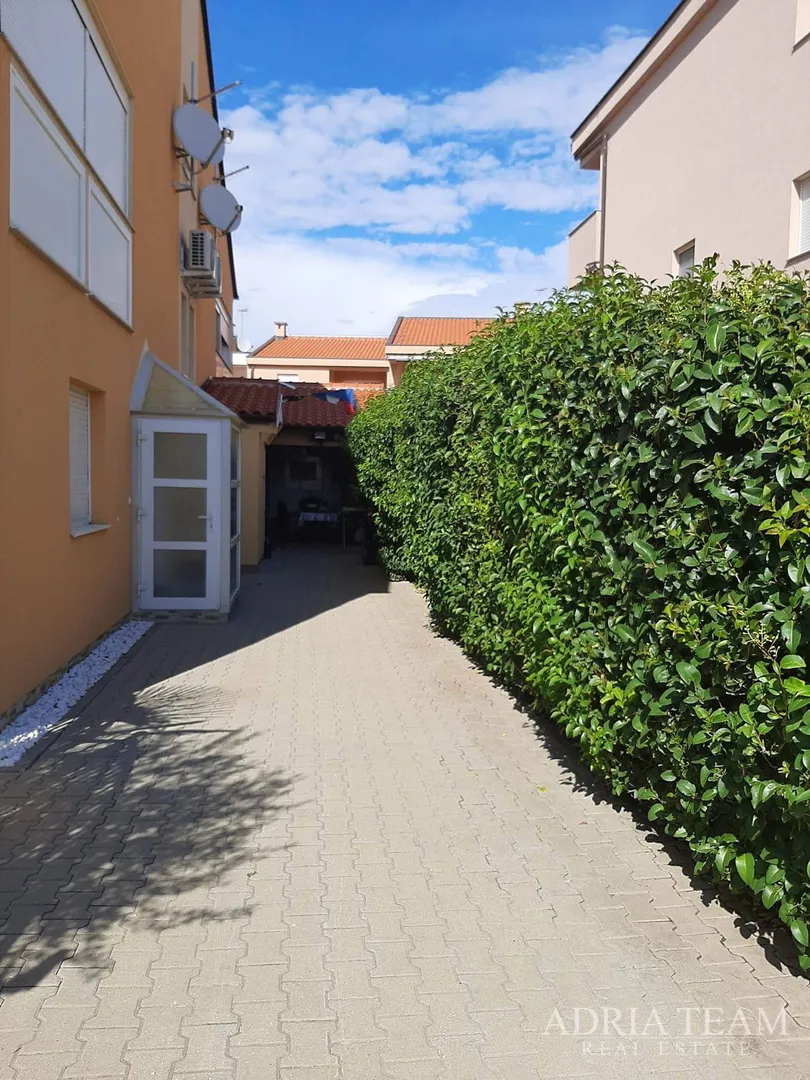 troetažni apartman u stambenoj zgradi - vrsi - slika 4