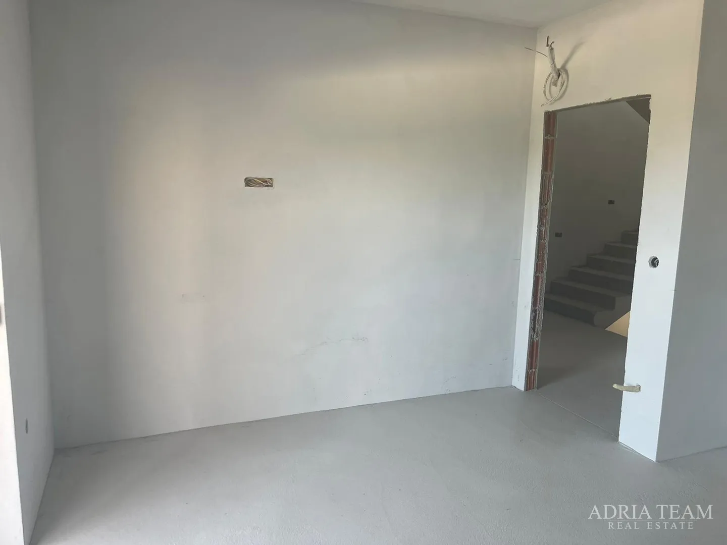vila s bazenom u novogradnji - zaton - slika 31