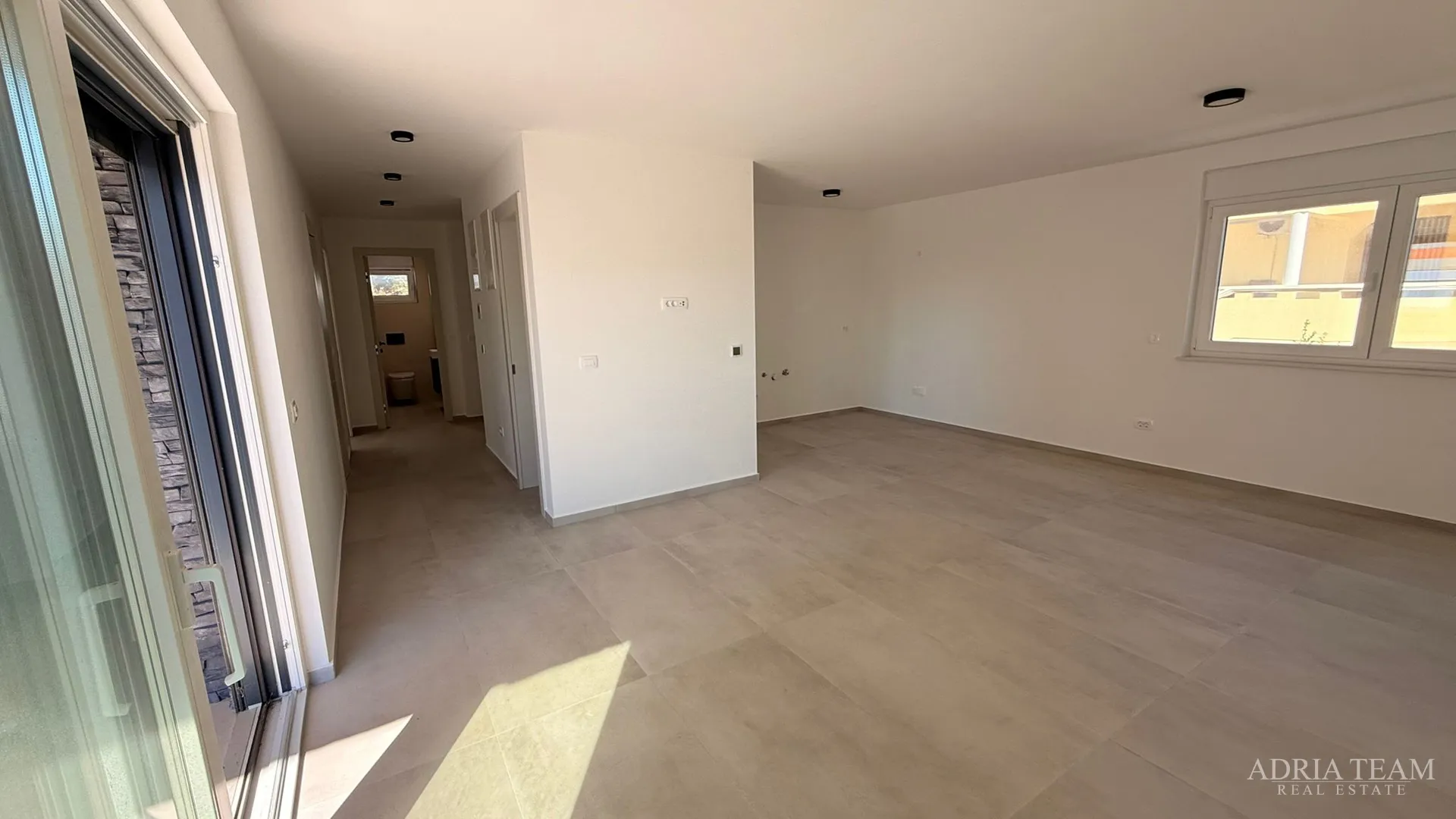 prodaje se stan 95m2 prizemlje s dvorištem, vir - slika 25